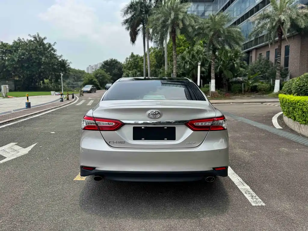 Toyota Camry — фото 14