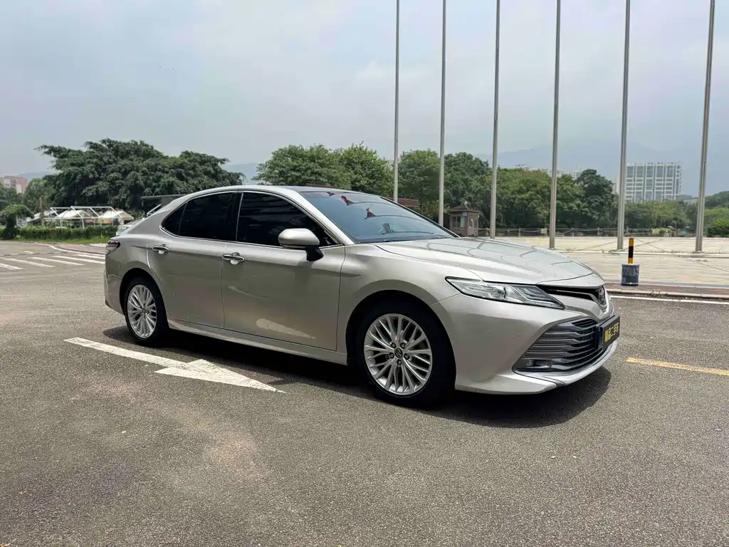 Toyota Camry — фото 3