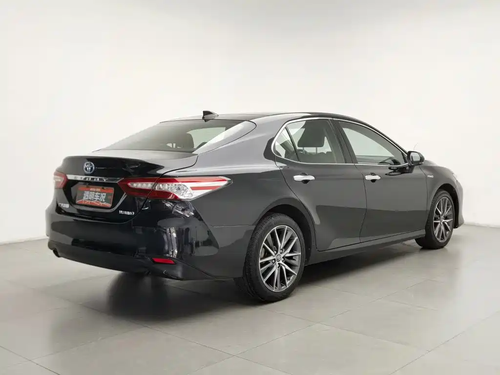 Toyota Camry — фото 2