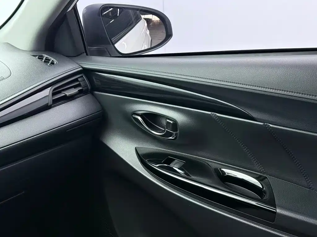 Toyota Yaris L — фото 9