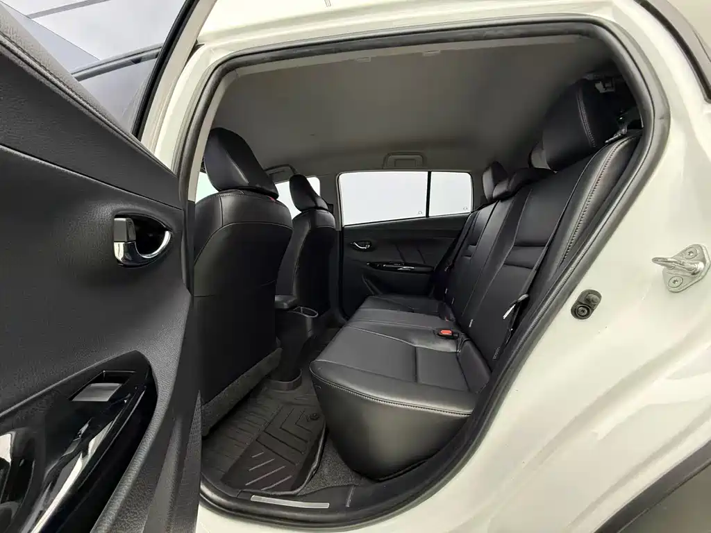 Toyota Yaris L — фото 10