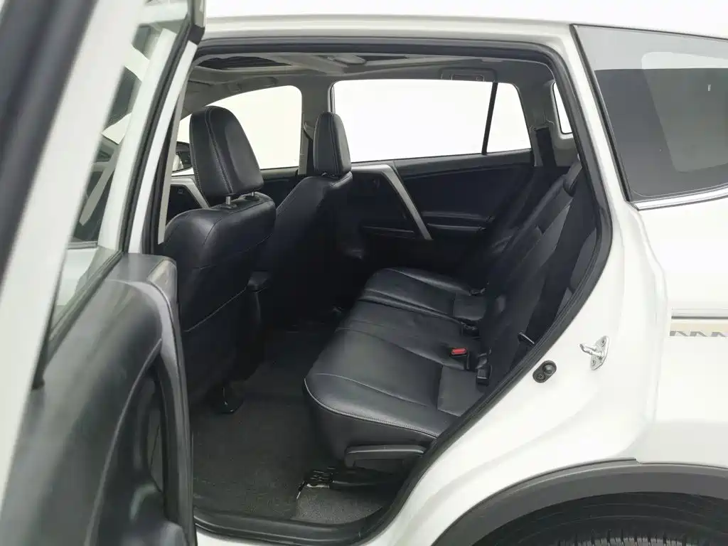 Toyota RAV4 — фото 15