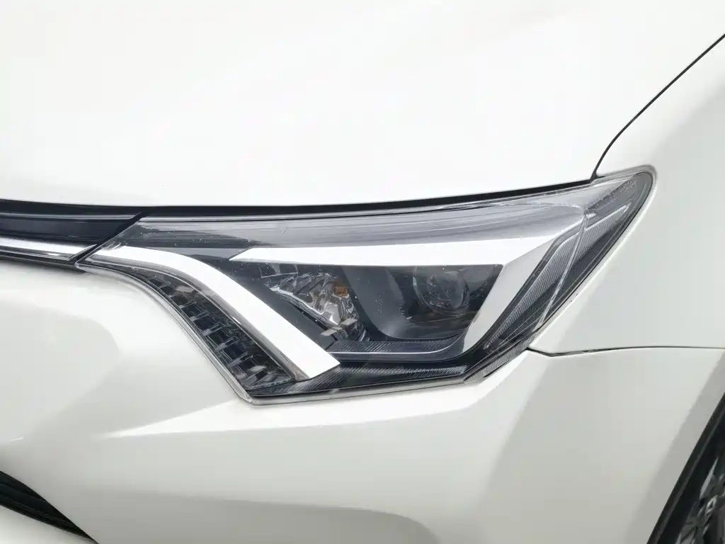 Toyota RAV4 — фото 7