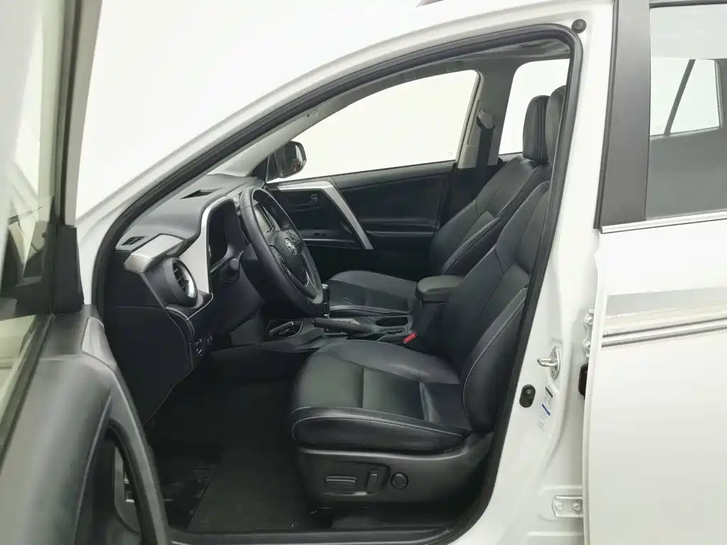 Toyota RAV4 — фото 10