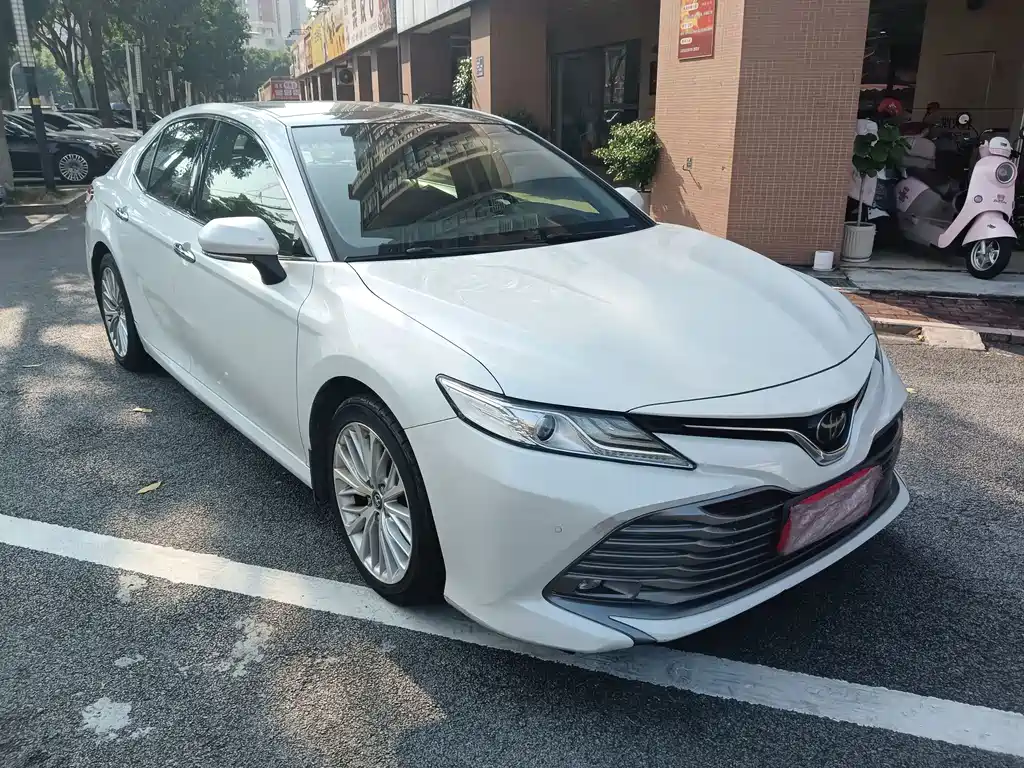 Toyota Camry — фото 2