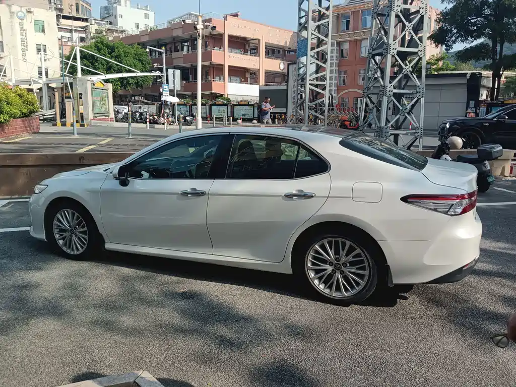 Toyota Camry — фото 3