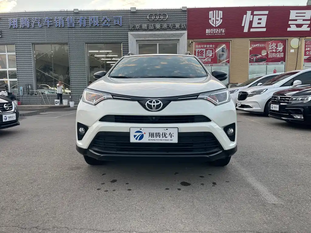 Toyota RAV4 — фото 2