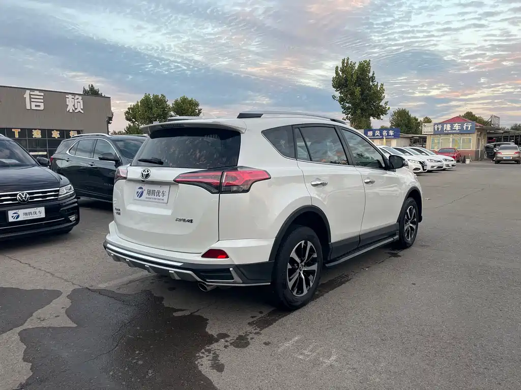 Toyota RAV4 — фото 4