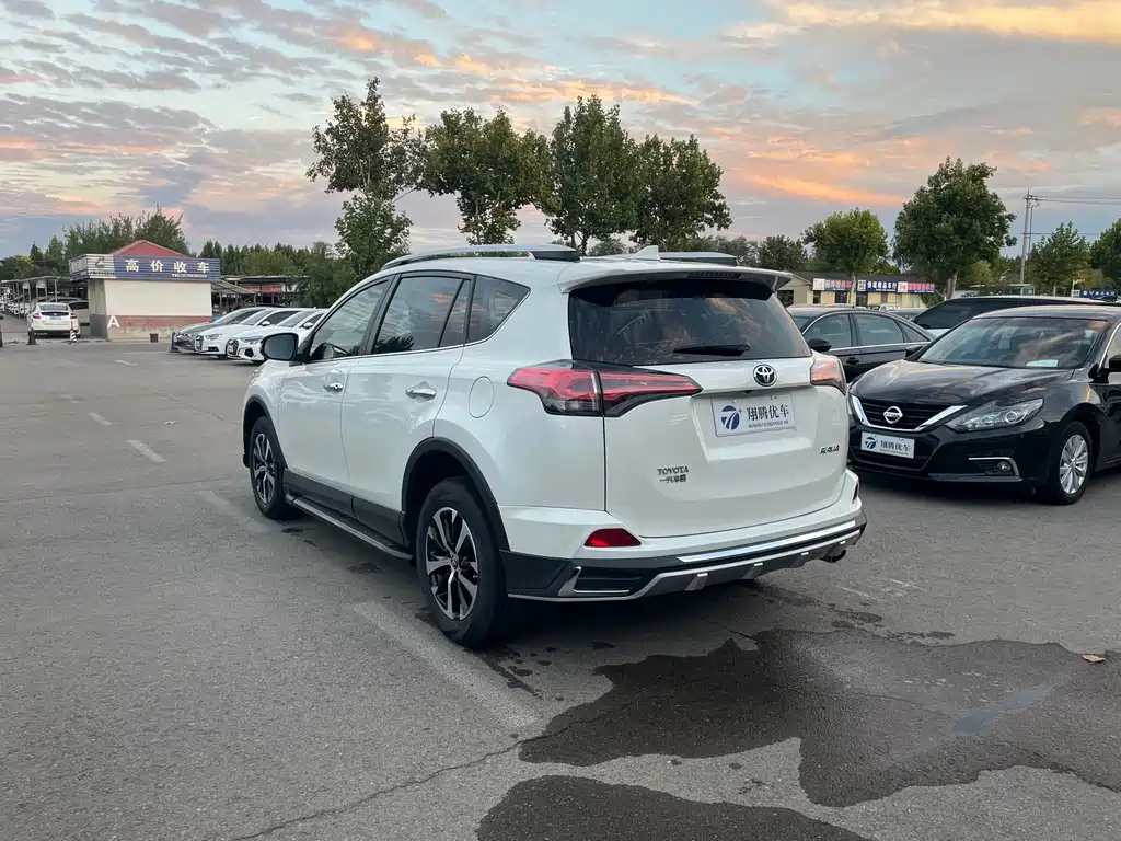 Toyota RAV4 — фото 6
