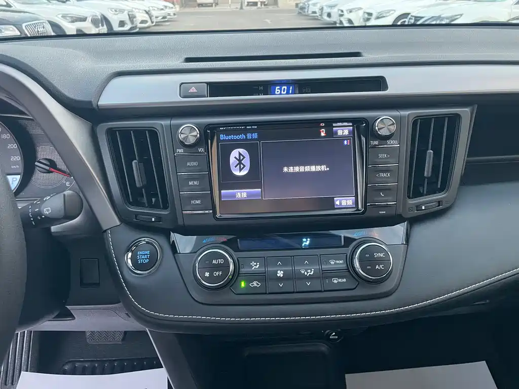 Toyota RAV4 — фото 8