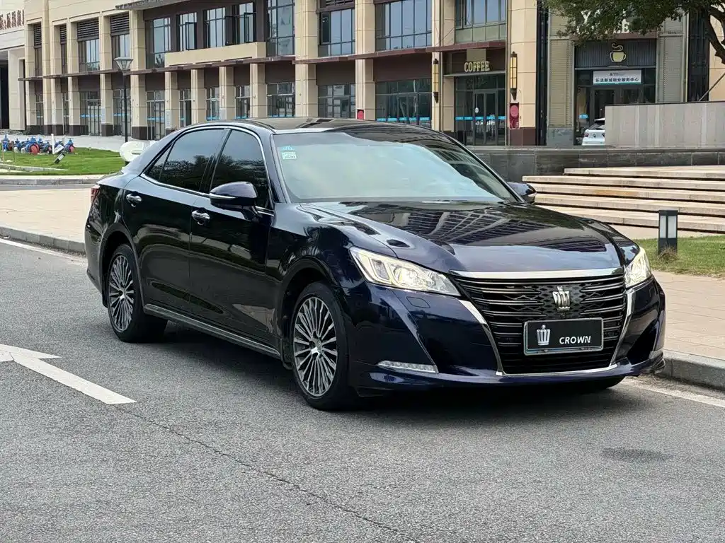 Toyota Crown — фото 2