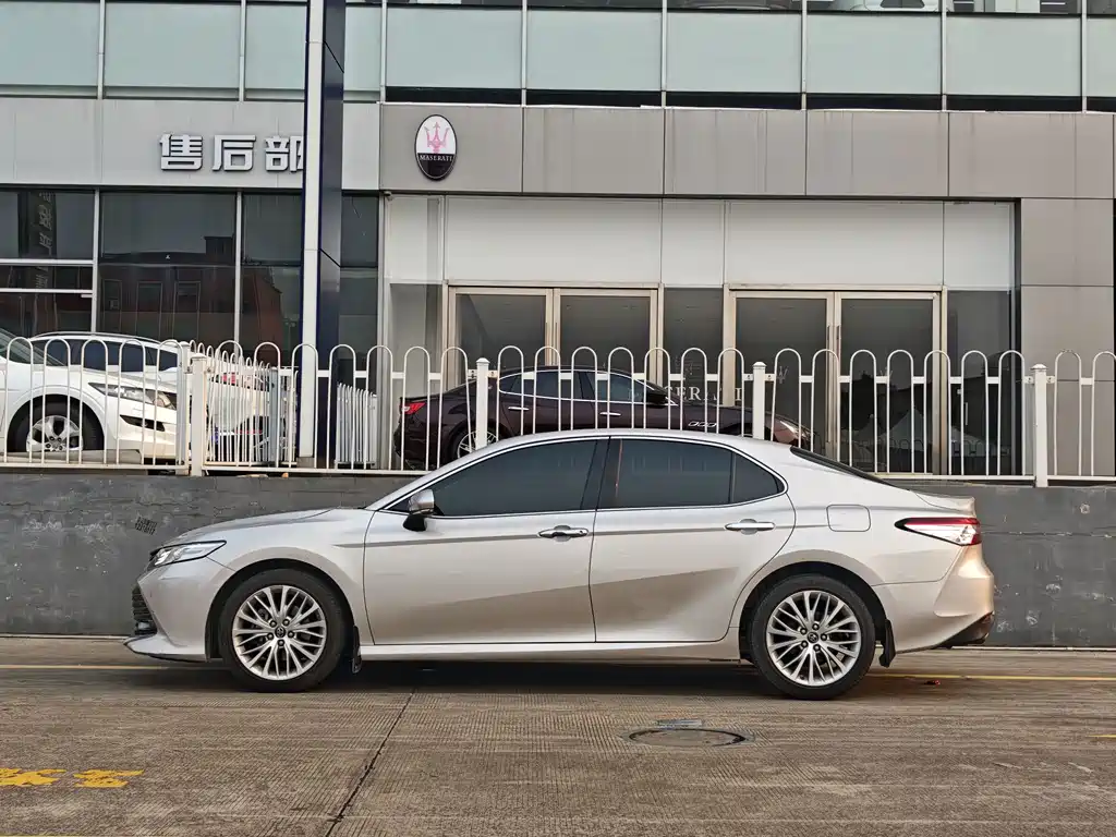 Toyota Camry — фото 2