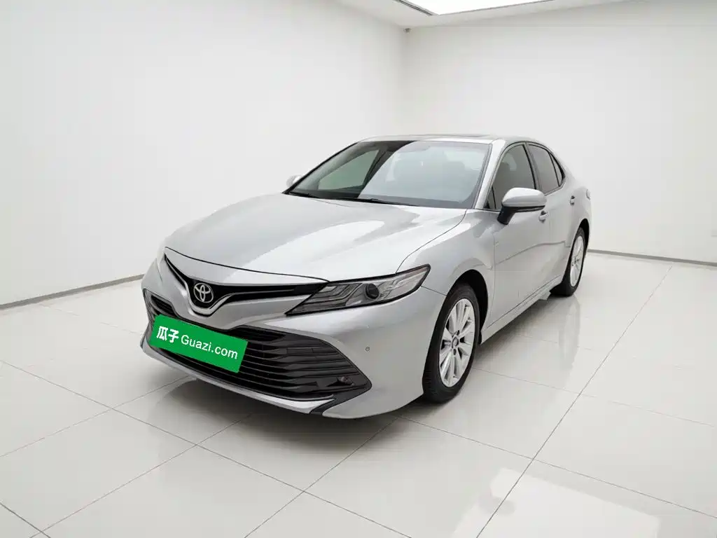 Toyota Camry — фото 1
