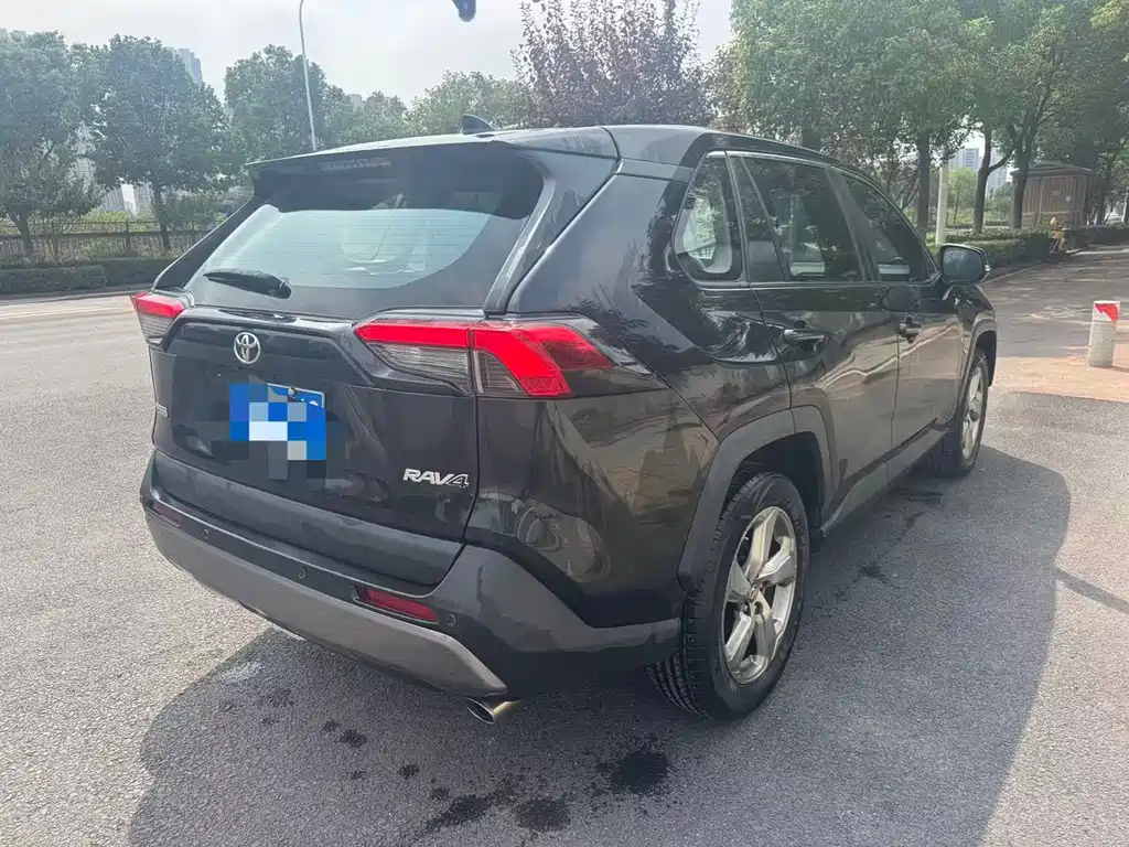 Toyota RAV4 — фото 4
