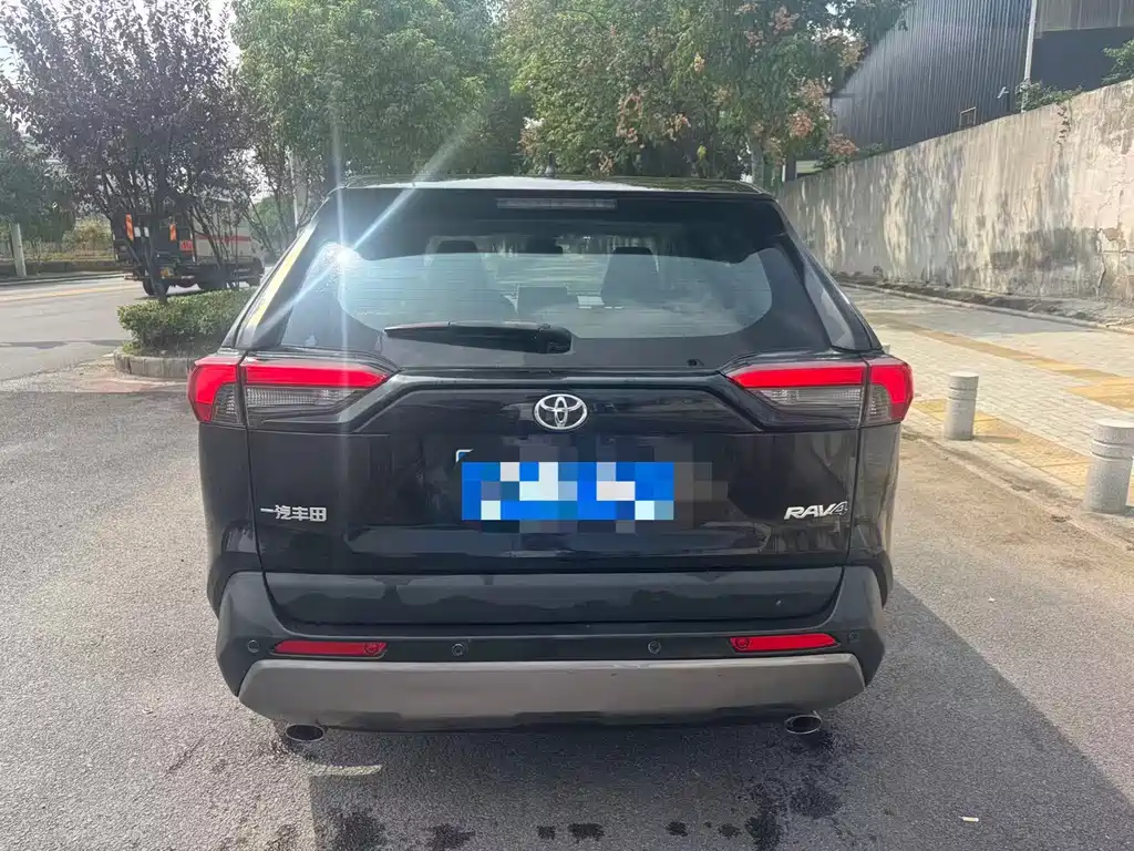 Toyota RAV4 — фото 5