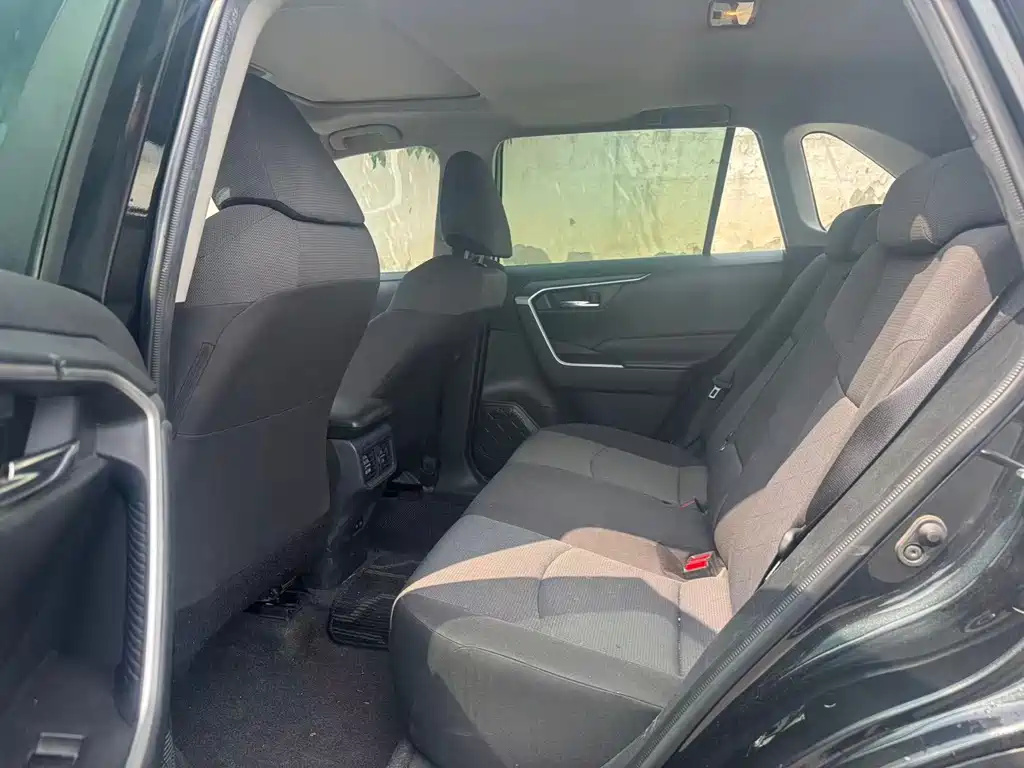 Toyota RAV4 — фото 8