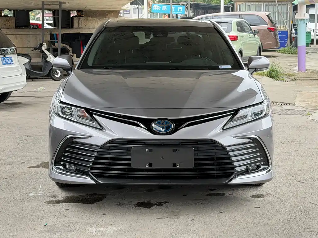 Toyota Camry — фото 2