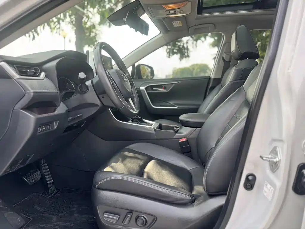 Toyota RAV4 — фото 4