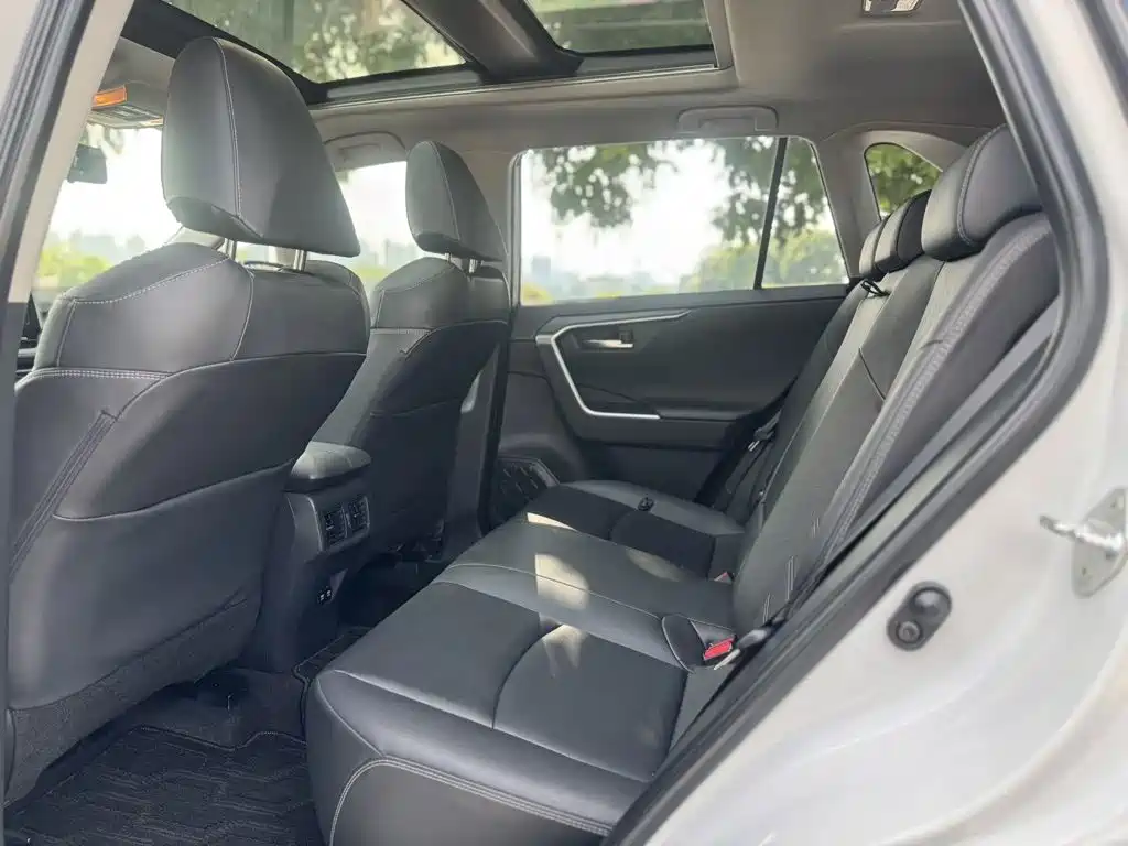 Toyota RAV4 — фото 6
