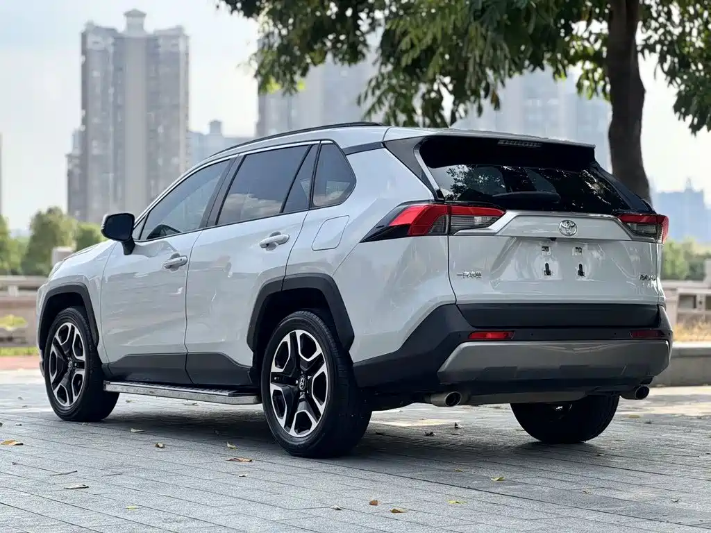Toyota RAV4 — фото 7