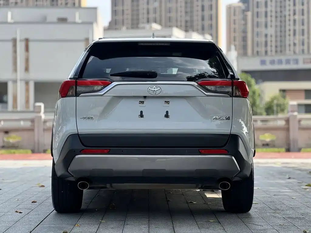 Toyota RAV4 — фото 8