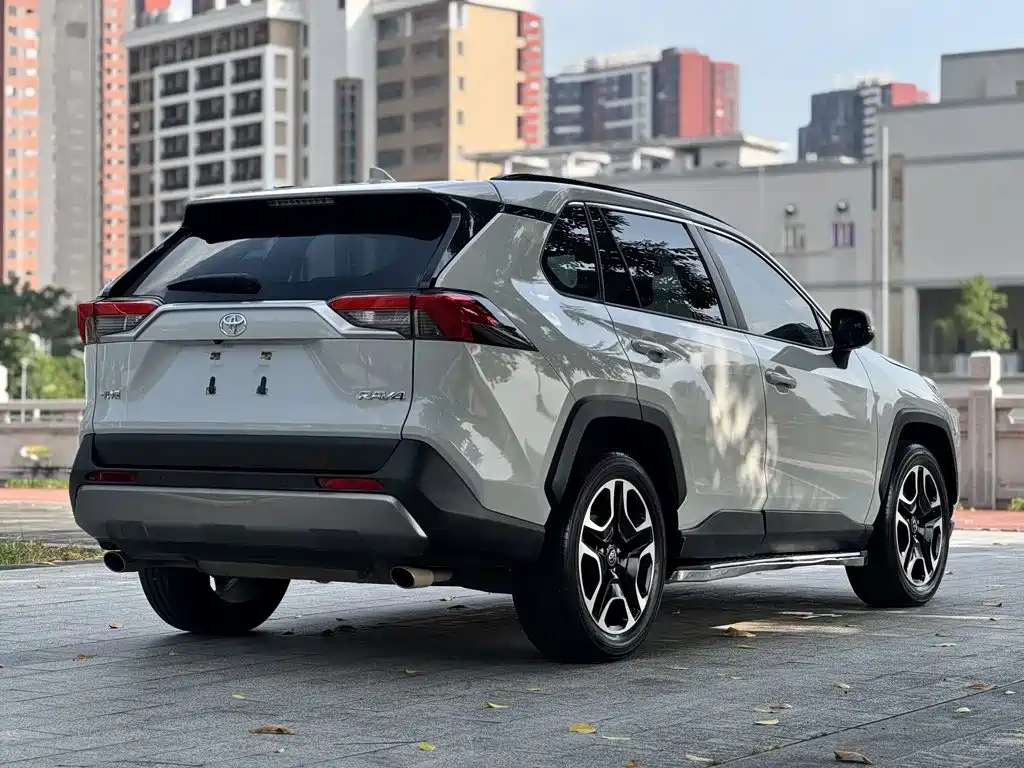 Toyota RAV4 — фото 9