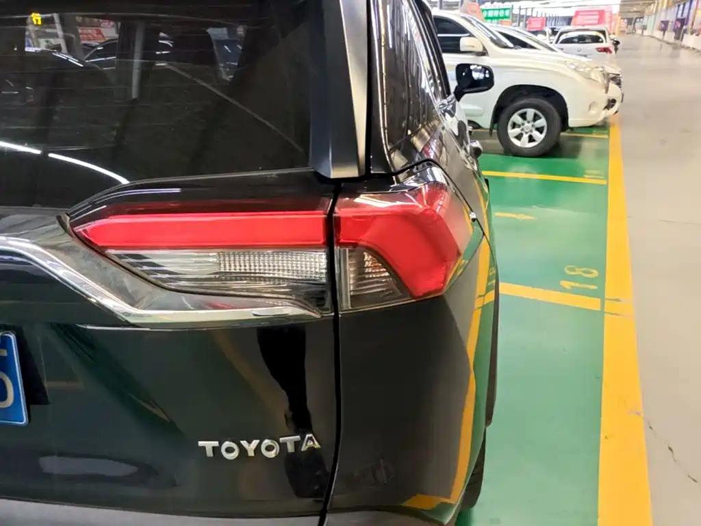 Toyota RAV4 — фото 8
