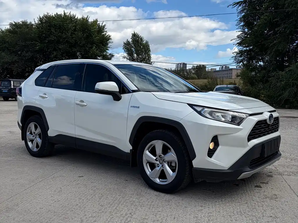 Toyota RAV4 — фото 3