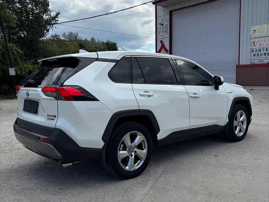 Toyota RAV4 — фото 7