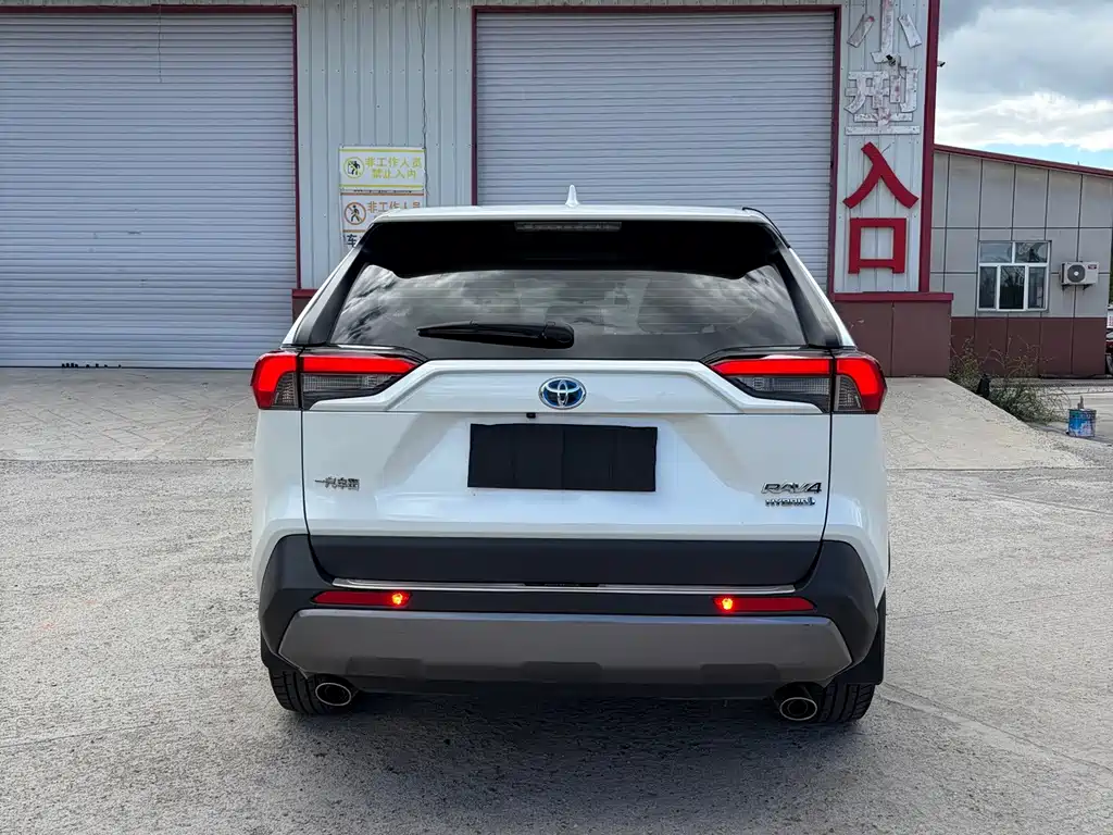 Toyota RAV4 — фото 8