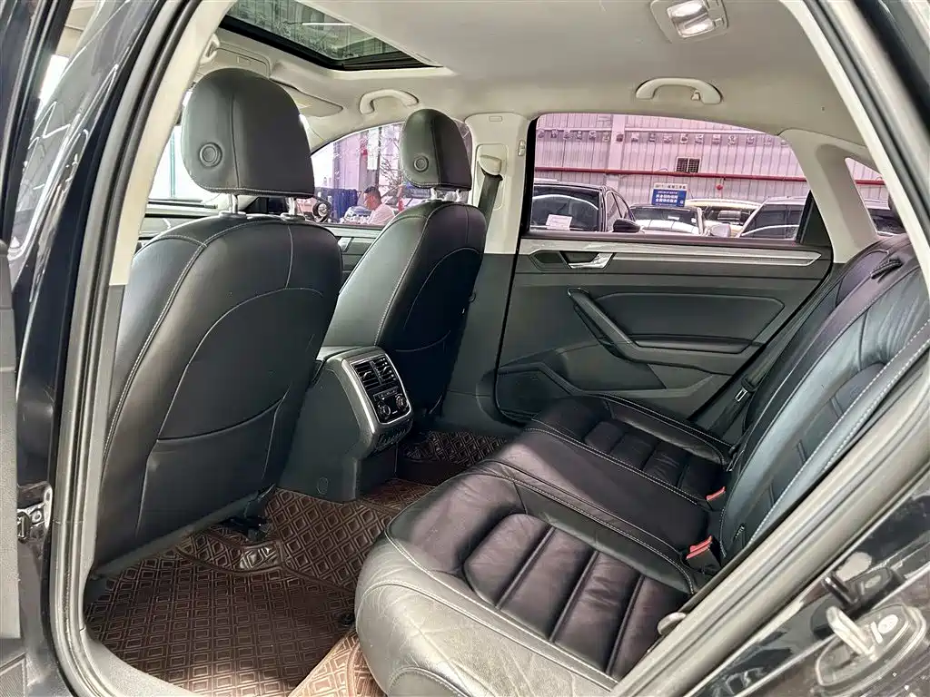 Volkswagen Passat — фото 10