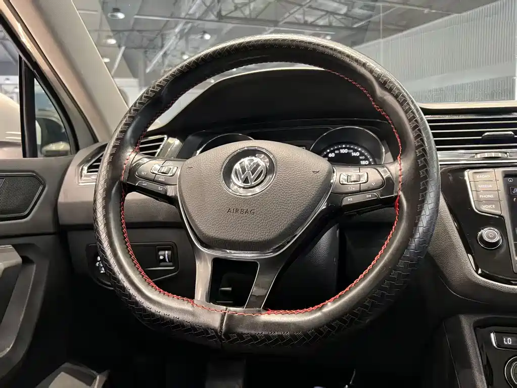 Volkswagen Tiguan L — фото 8