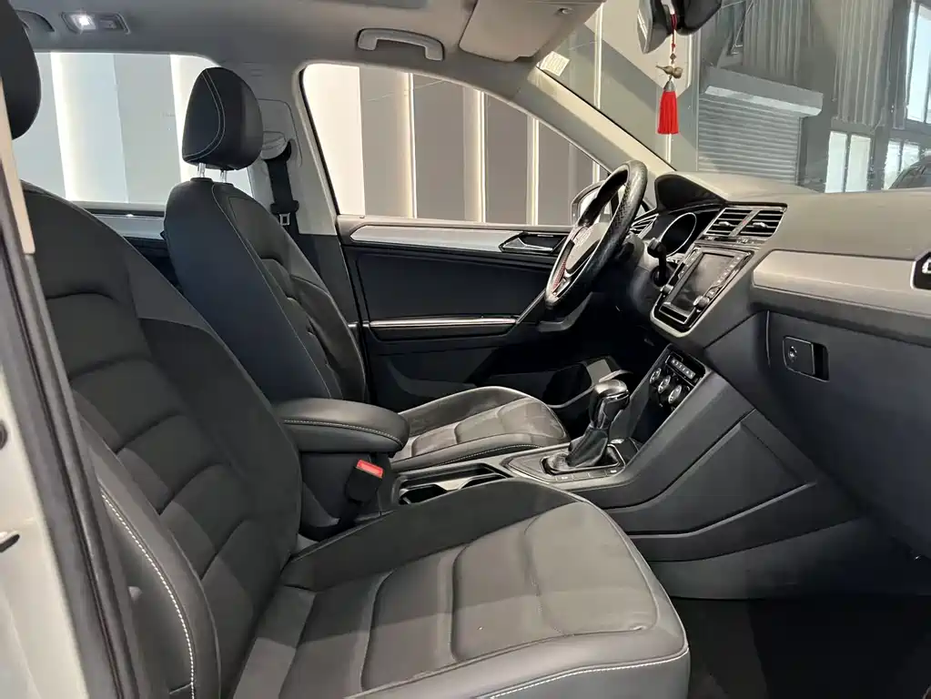 Volkswagen Tiguan L — фото 9