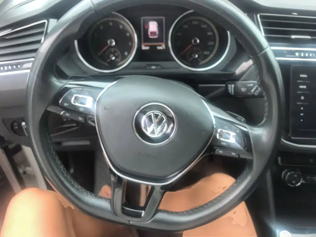 Volkswagen Tiguan L — фото 11