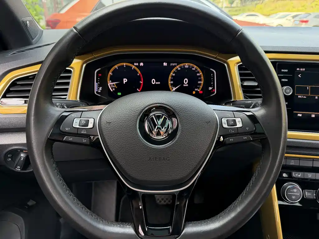 Volkswagen T-Roc — фото 6