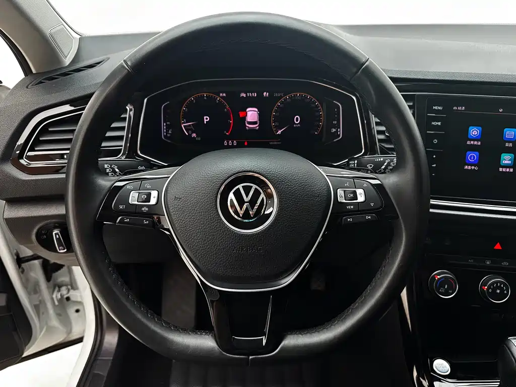 Volkswagen T-Roc — фото 10