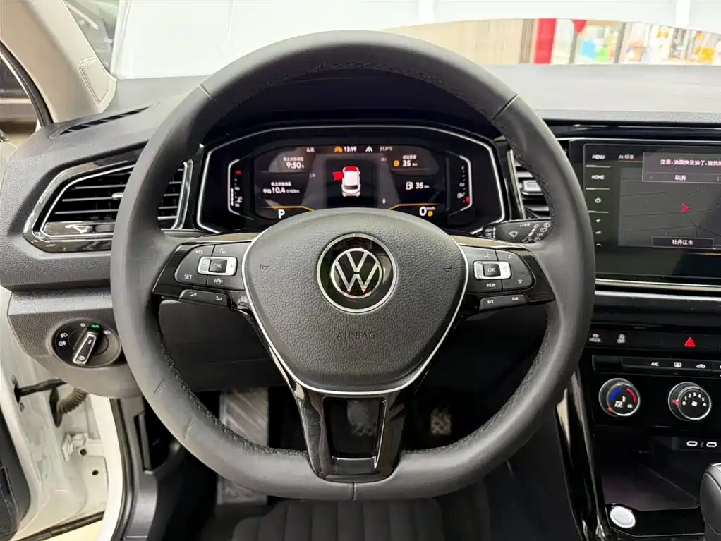 Volkswagen T-Roc — фото 11