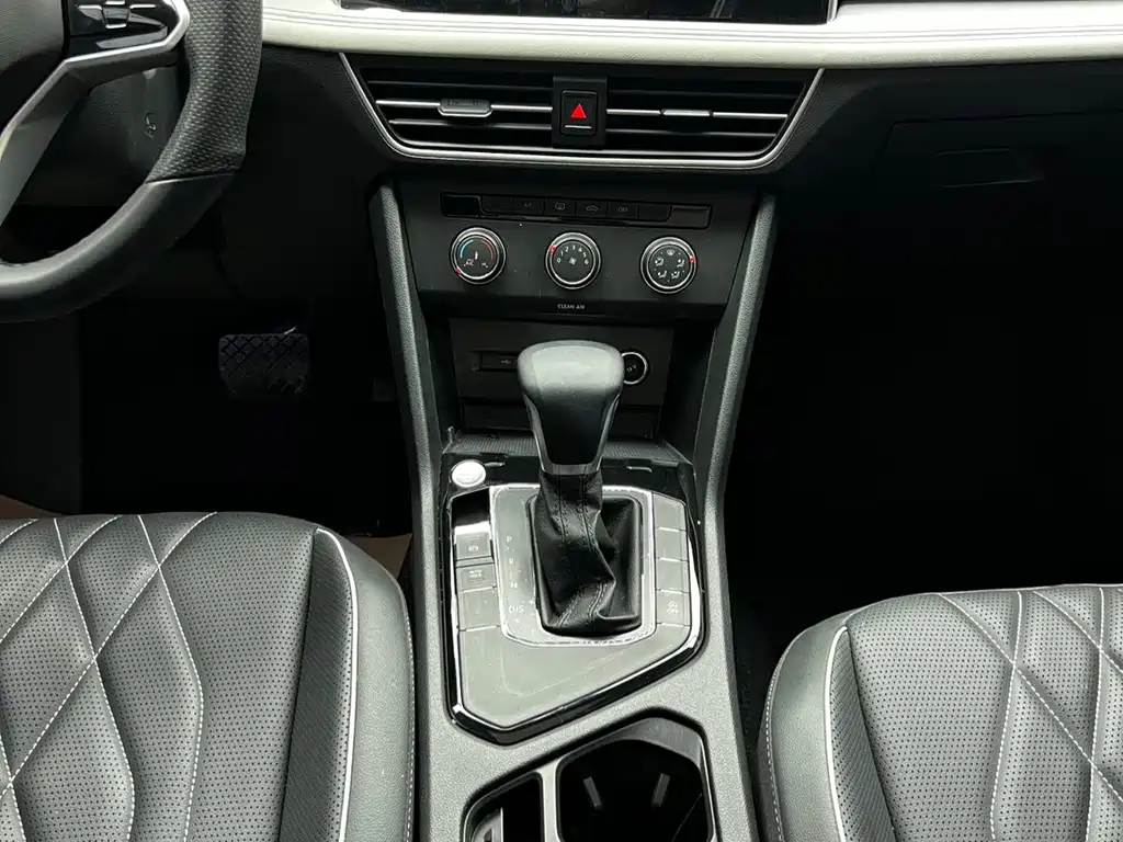 Volkswagen Tiguan L — фото 11