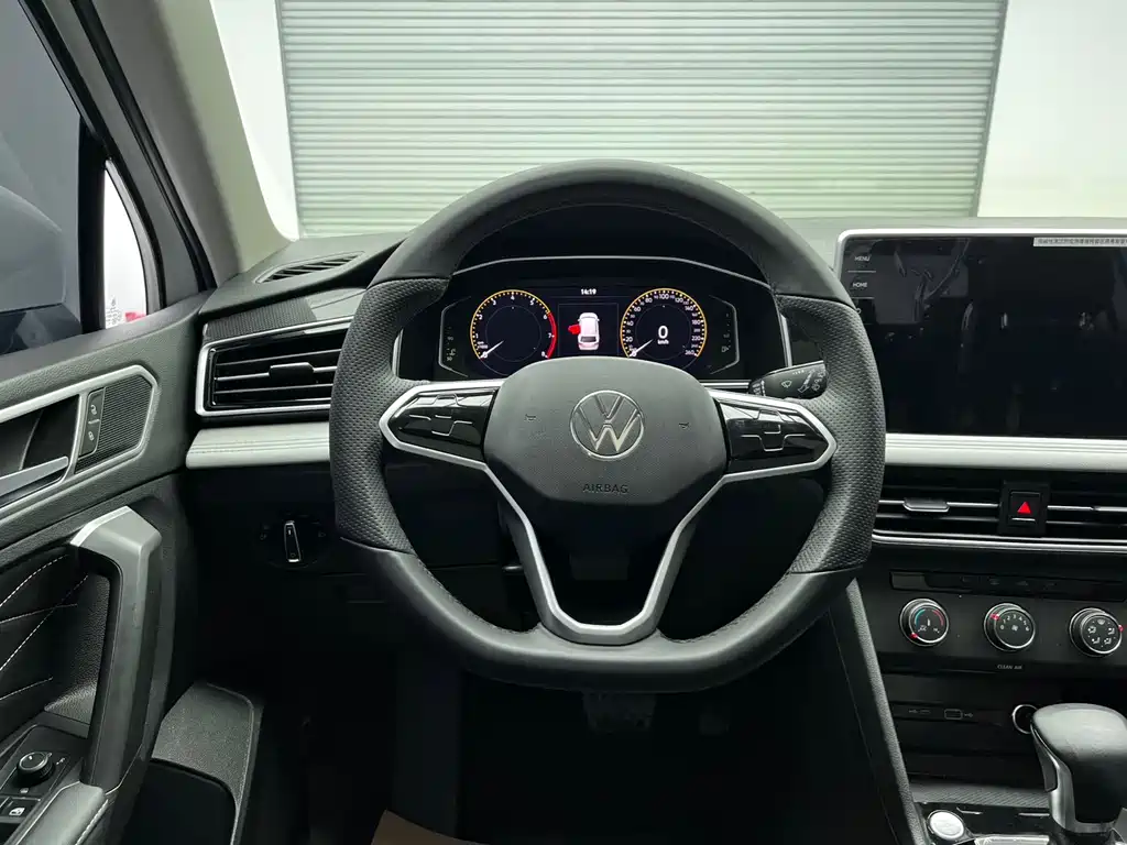 Volkswagen Tiguan L — фото 10