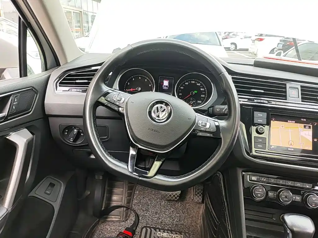 Volkswagen Tiguan L — фото 11
