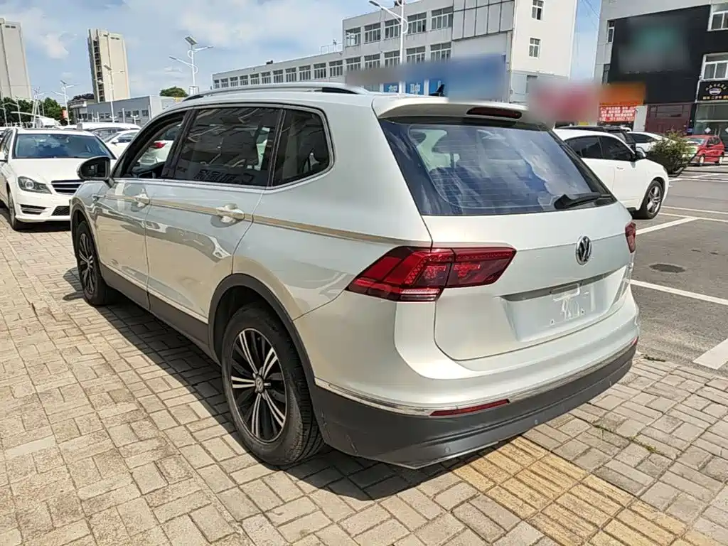 Volkswagen Tiguan L — фото 5