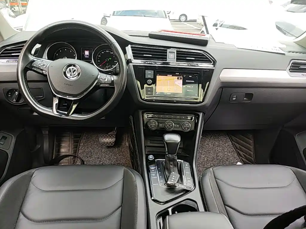 Volkswagen Tiguan L — фото 10