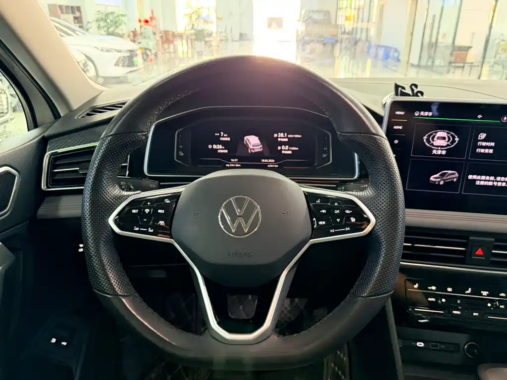Volkswagen Tiguan L PHEV — фото 14