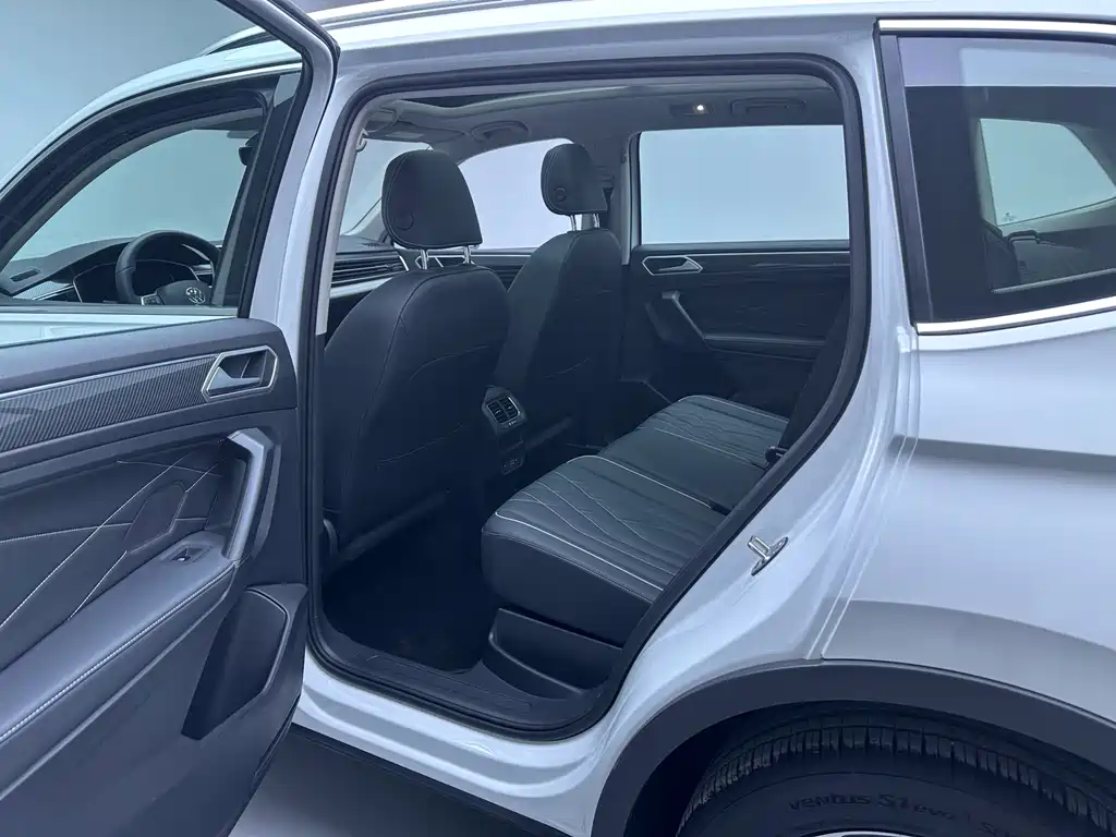 Volkswagen Tiguan L — фото 11