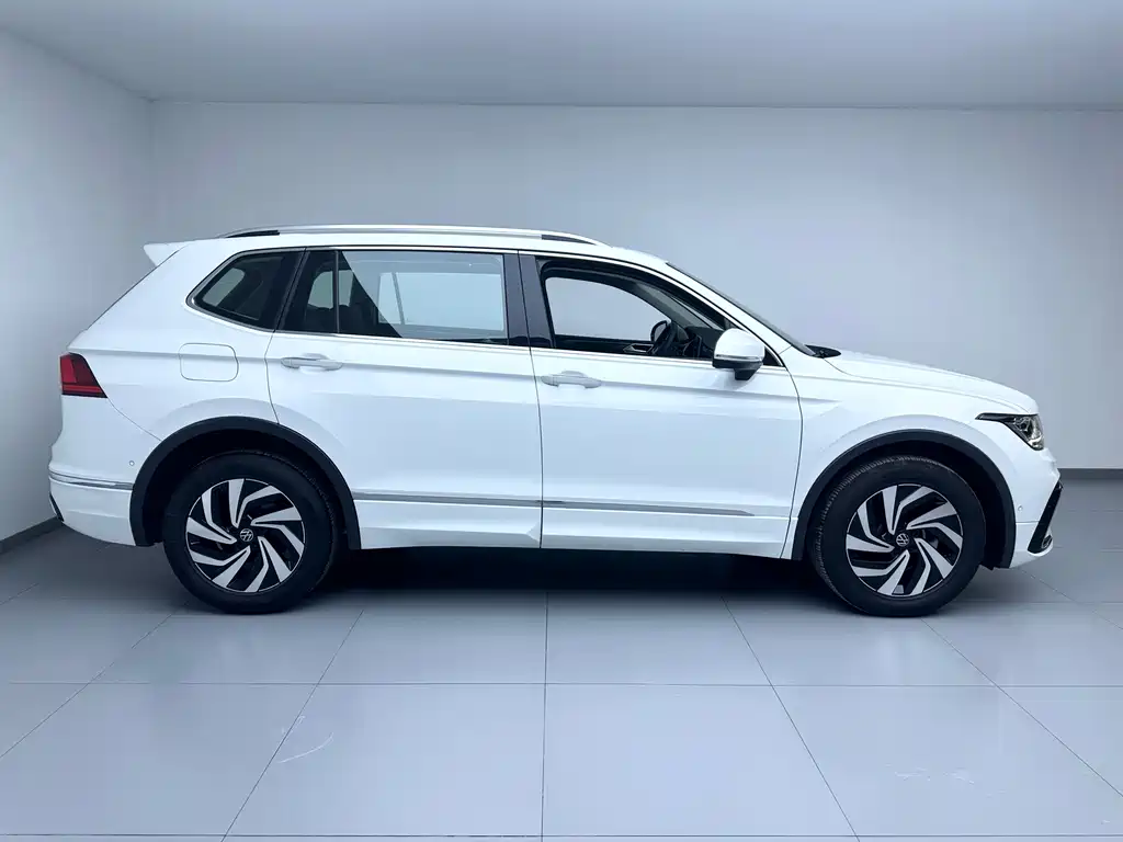 Volkswagen Tiguan L — фото 8