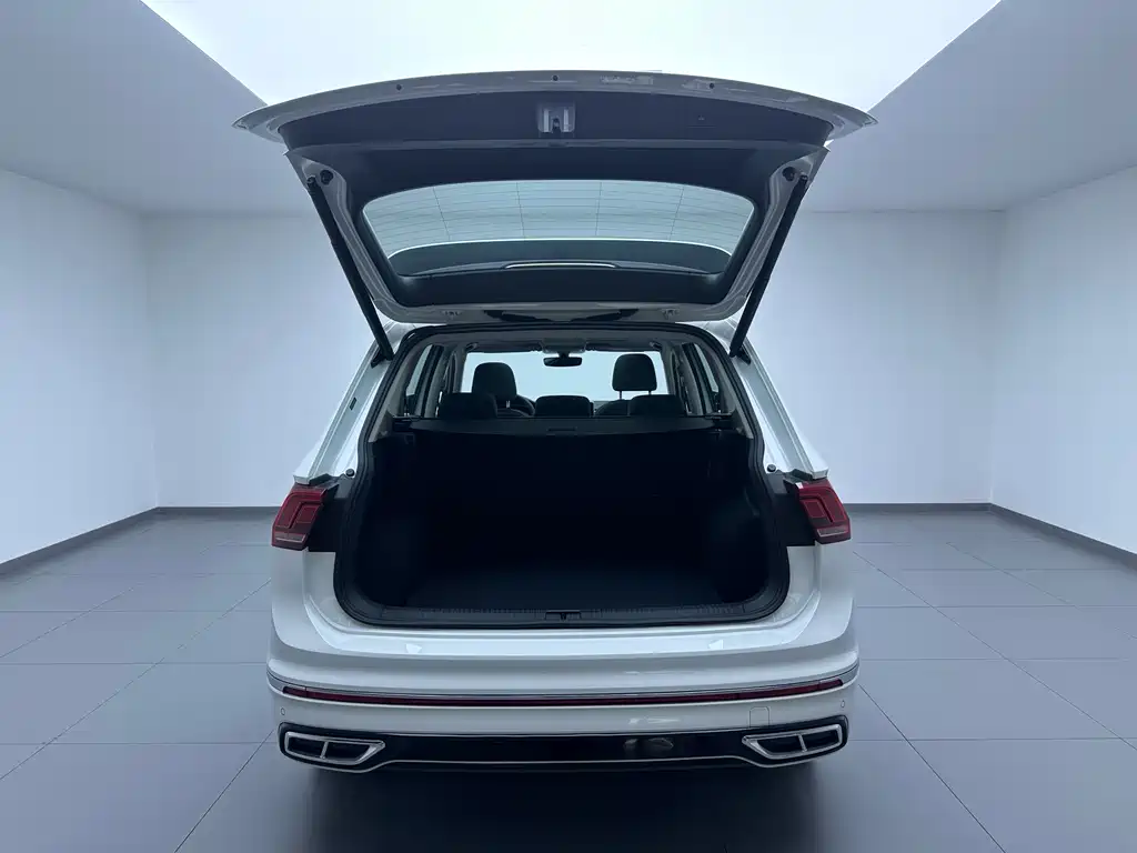 Volkswagen Tiguan L — фото 9