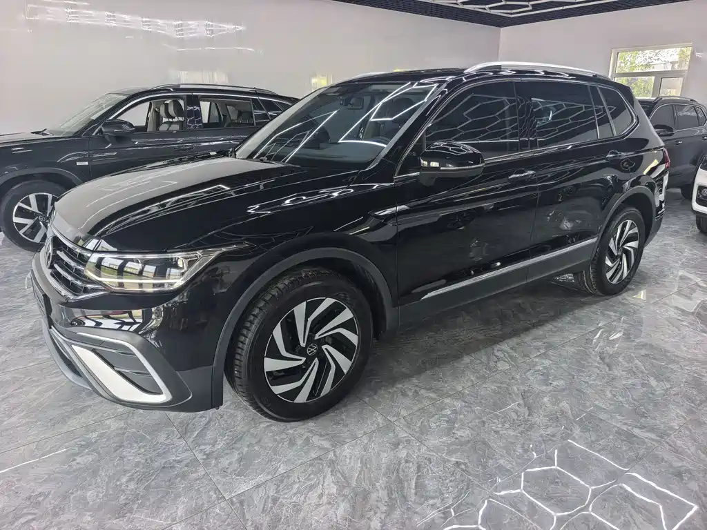 Volkswagen Tiguan L — фото 2