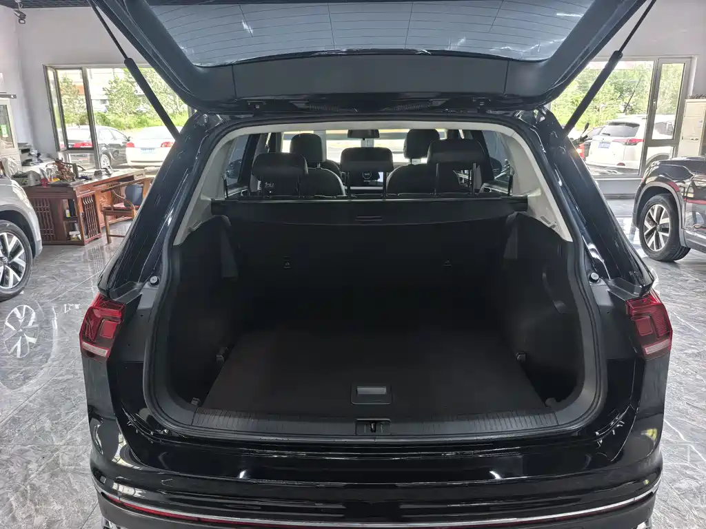 Volkswagen Tiguan L — фото 14