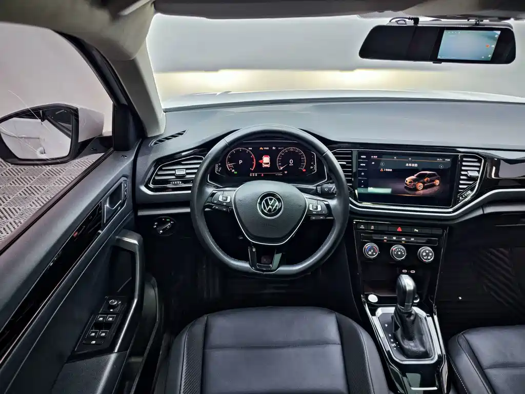 Volkswagen T-Roc — фото 14