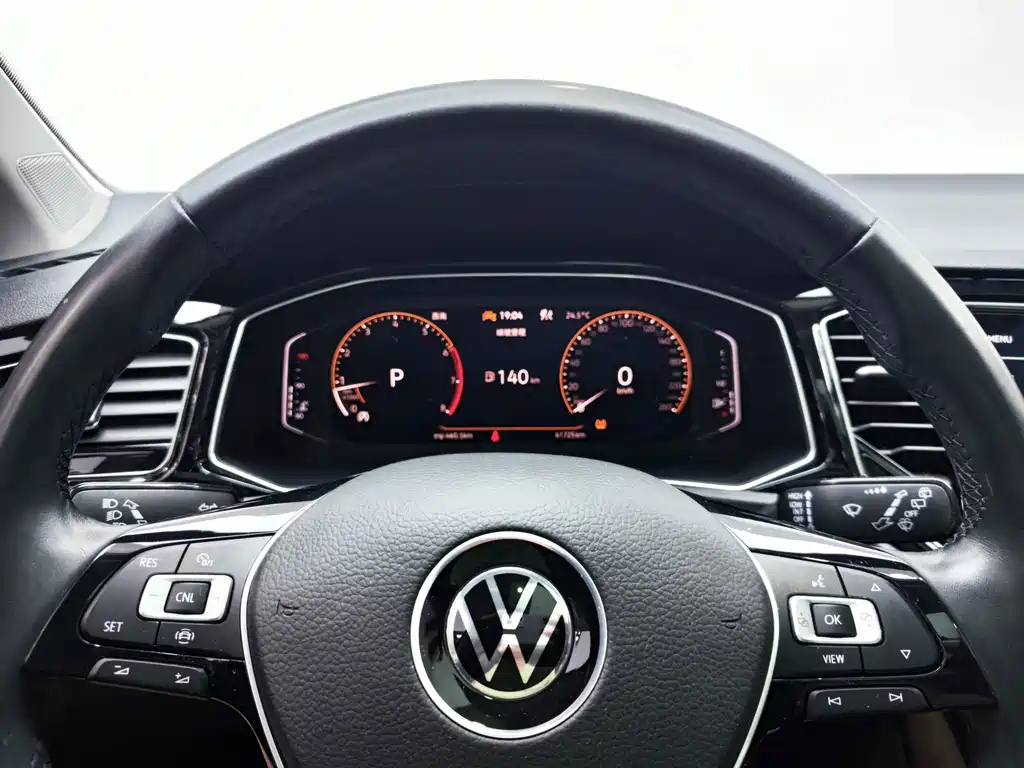 Volkswagen T-Roc — фото 18